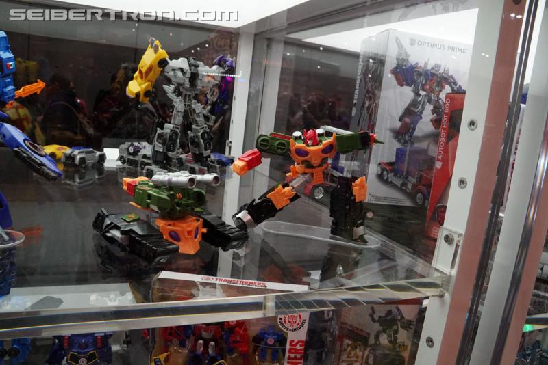 SDCC 2017: Transformers Robots In Disguise Combiner Force - Transformers Event: DSC04806