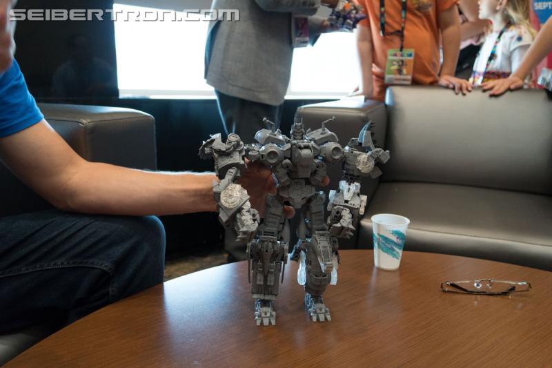 HASCON 2017: Power of the Primes VOLCANICUS Gray Model - Transformers Event: DSC02592