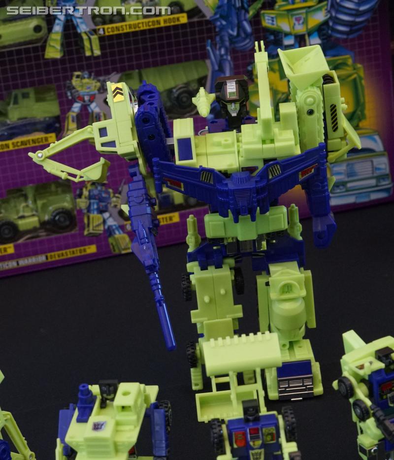 SDCC 2018: Walmart exclusive Transformers G1 Reissues in vintage packaging - Transformers Event: DSC06160a