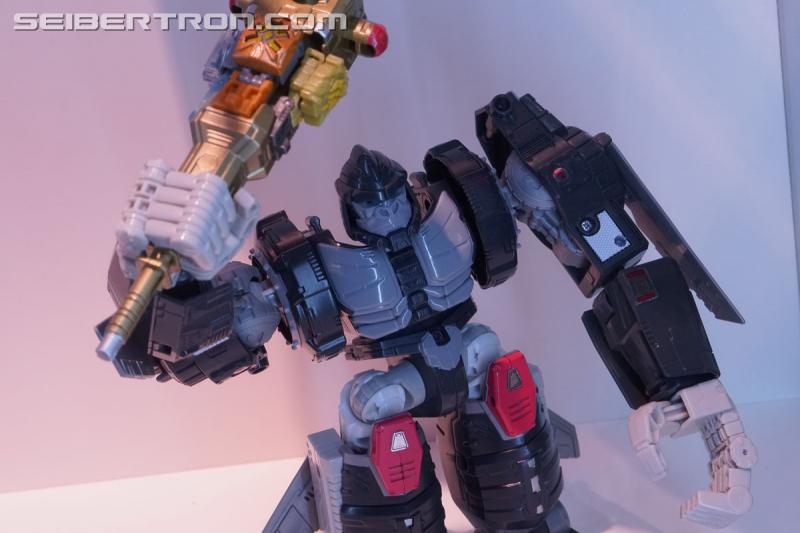 Transformers News: Galleries for Transformers Generations Display at SDCC 2018 with Predaking, Prime Wars Exclusives