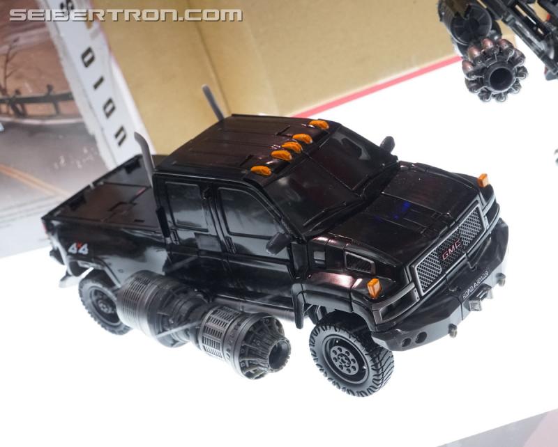 SDCC 2018 - Transformers Movie Masterpiece Ironhide and Barricade