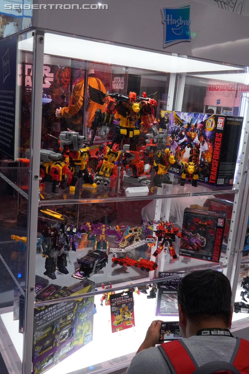 SDCC 2018: Power of the Primes Titan Class PREDAKING set - Transformers Event: DSC05505