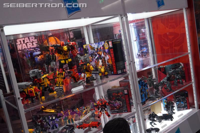 SDCC 2018: Power of the Primes Titan Class PREDAKING set - Transformers Event: DSC05506