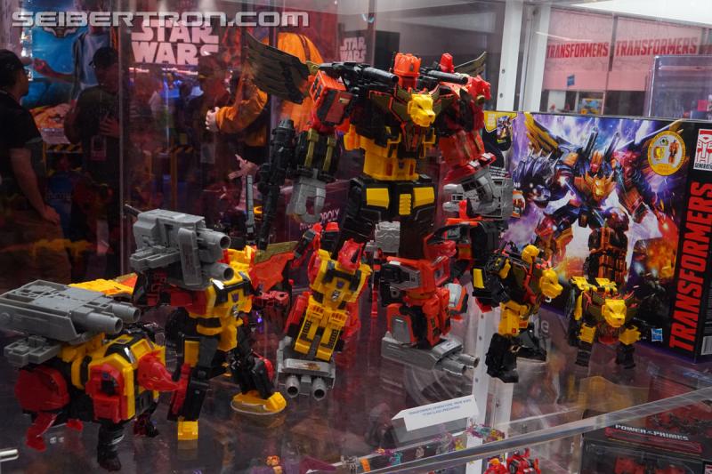 Transformers News: Galleries for Transformers Generations Display at SDCC 2018 with Predaking, Prime Wars Exclusives