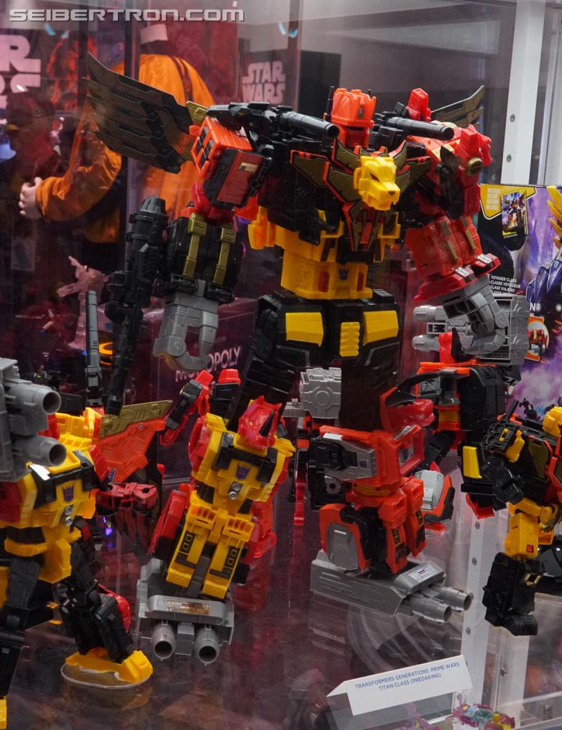 SDCC 2018: Power of the Primes Titan Class PREDAKING set - Transformers Event: DSC05507a
