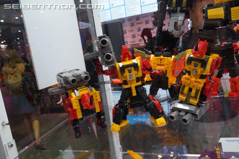 SDCC 2018: Power of the Primes Titan Class PREDAKING set - Transformers Event: DSC05646
