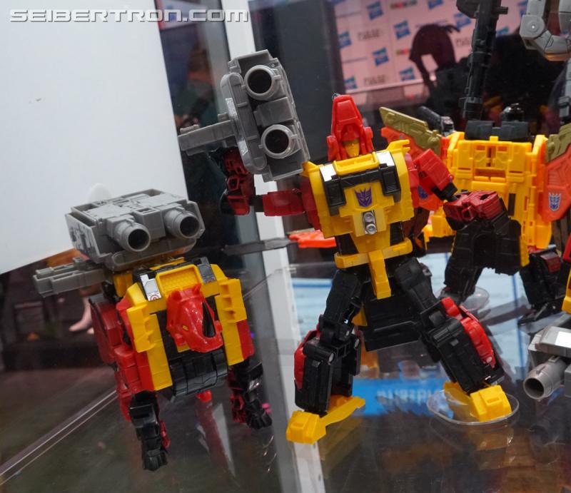 SDCC 2018: Power of the Primes Titan Class PREDAKING set - Transformers Event: DSC05646a