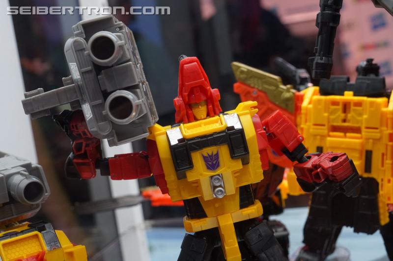 SDCC 2018: Power of the Primes Titan Class PREDAKING set - Transformers Event: DSC05647