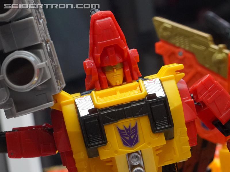 SDCC 2018: Power of the Primes Titan Class PREDAKING set - Transformers Event: DSC05647a