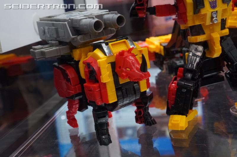 SDCC 2018: Power of the Primes Titan Class PREDAKING set - Transformers Event: DSC05648
