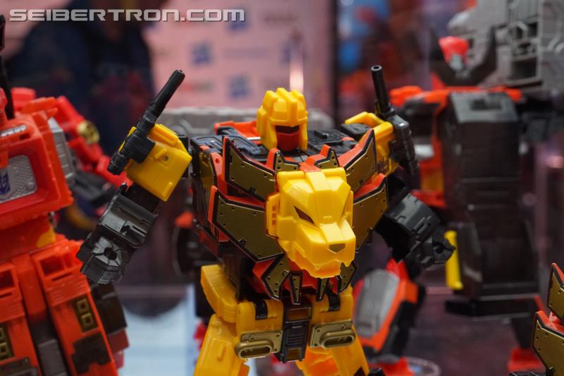 SDCC 2018: Power of the Primes Titan Class PREDAKING set - Transformers Event: DSC05649