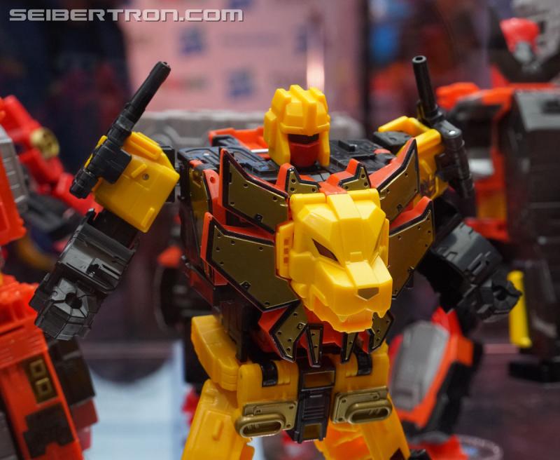 SDCC 2018: Power of the Primes Titan Class PREDAKING set - Transformers Event: DSC05649a