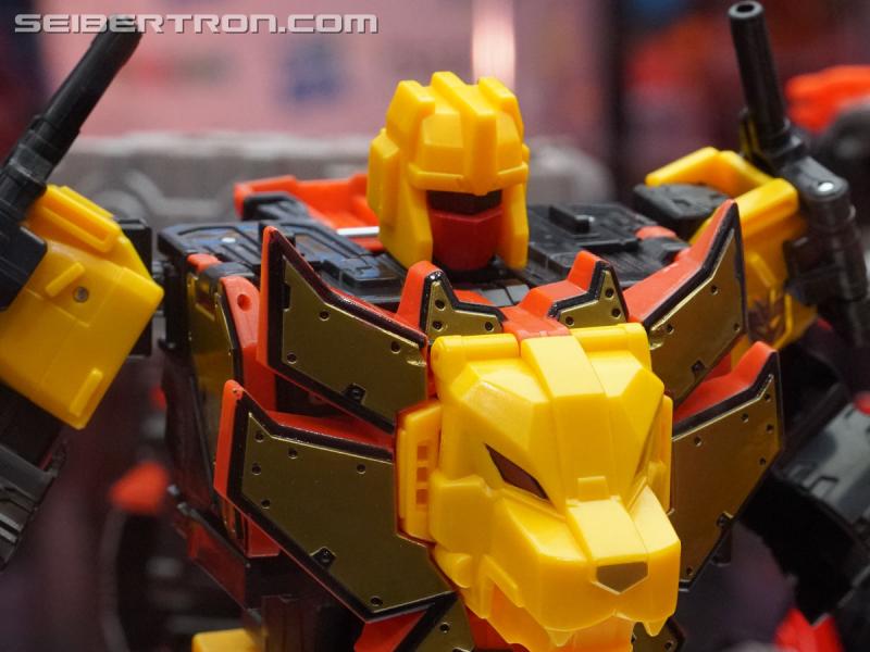 SDCC 2018: Power of the Primes Titan Class PREDAKING set - Transformers Event: DSC05649b
