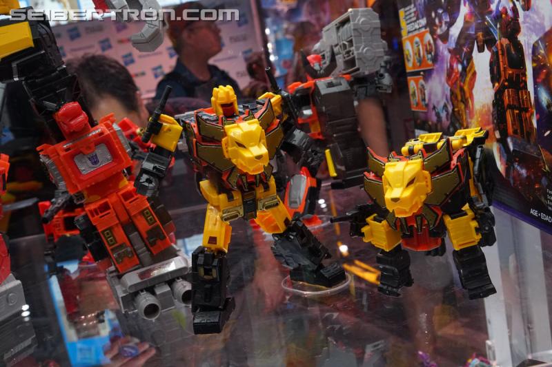 SDCC 2018: Power of the Primes Titan Class PREDAKING set - Transformers Event: DSC05650