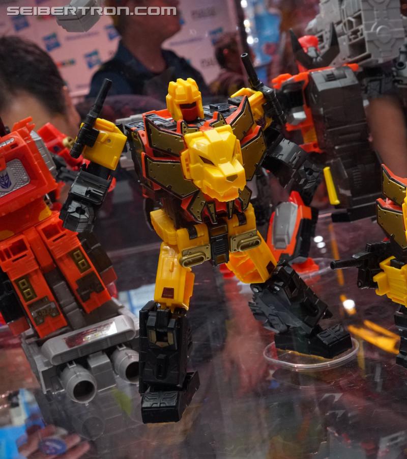SDCC 2018: Power of the Primes Titan Class PREDAKING set - Transformers Event: DSC05650a