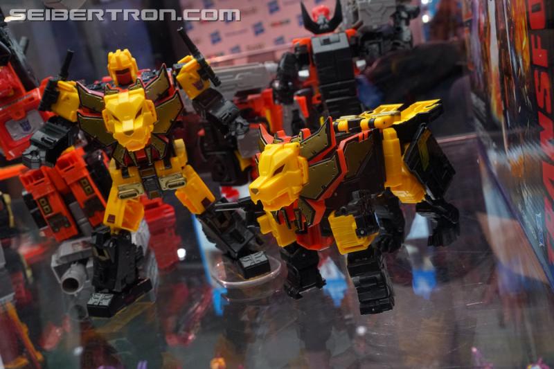 SDCC 2018: Power of the Primes Titan Class PREDAKING set - Transformers Event: DSC05651