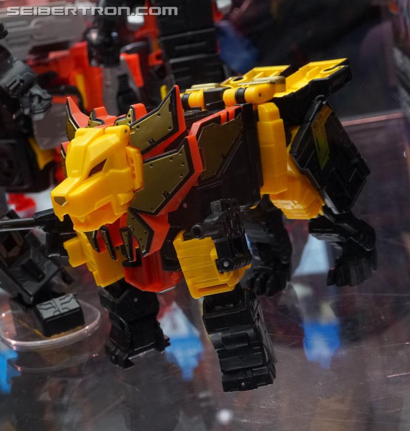 SDCC 2018: Power of the Primes Titan Class PREDAKING set - Transformers Event: DSC05651a