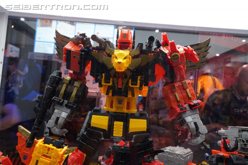 SDCC 2018: Power of the Primes Titan Class PREDAKING set - Transformers Event: DSC05652