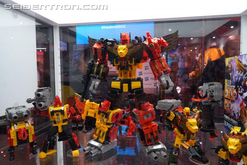 SDCC 2018: Power of the Primes Titan Class PREDAKING set - Transformers Event: DSC05653