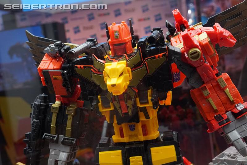 SDCC 2018: Power of the Primes Titan Class PREDAKING set - Transformers Event: DSC05654