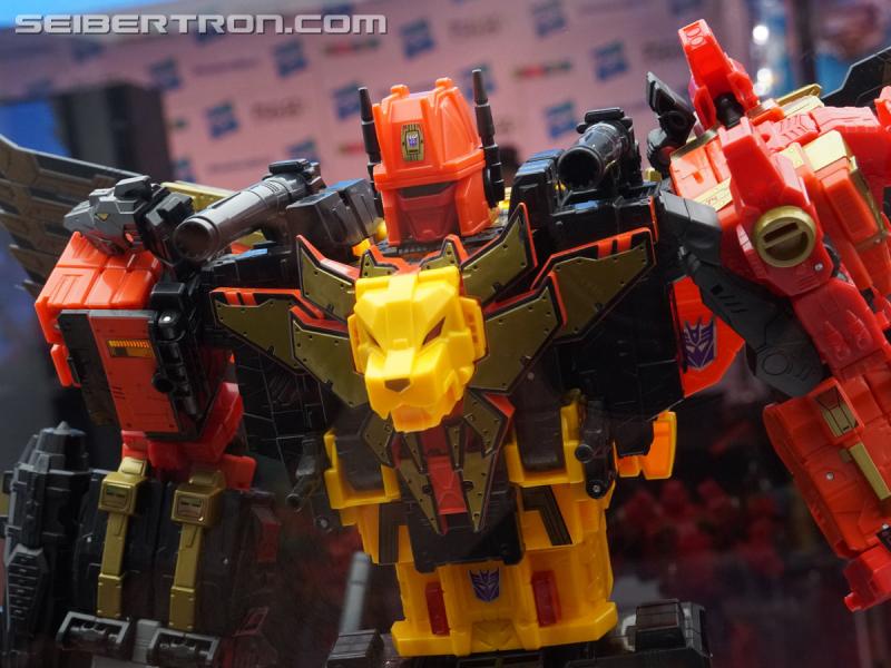 SDCC 2018: Power of the Primes Titan Class PREDAKING set - Transformers Event: DSC05654a