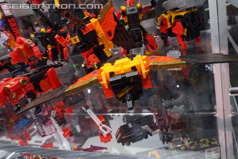 SDCC 2018: Power of the Primes Titan Class PREDAKING set - Transformers Event: DSC05657