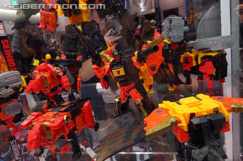 SDCC 2018: Power of the Primes Titan Class PREDAKING set - Transformers Event: DSC05658
