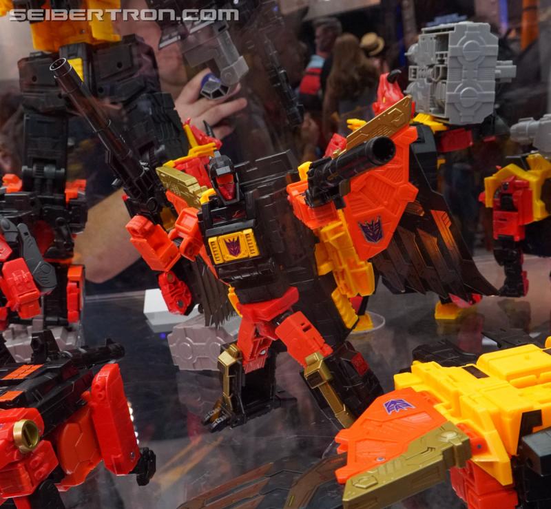 SDCC 2018: Power of the Primes Titan Class PREDAKING set - Transformers Event: DSC05658a