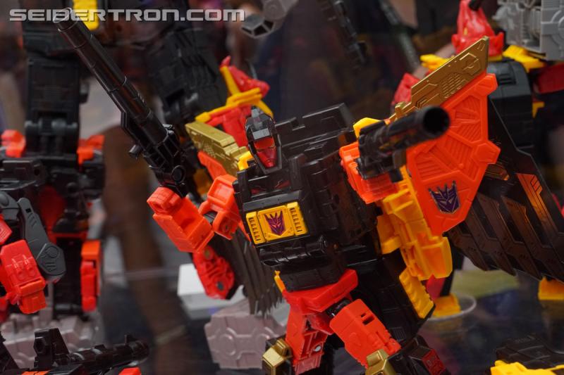 SDCC 2018: Power of the Primes Titan Class PREDAKING set - Transformers Event: DSC05659