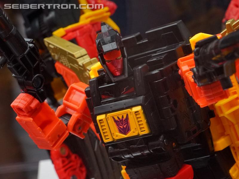SDCC 2018: Power of the Primes Titan Class PREDAKING set - Transformers Event: DSC05659a