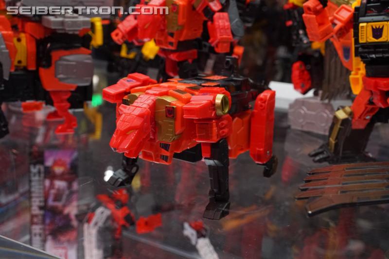 SDCC 2018: Power of the Primes Titan Class PREDAKING set - Transformers Event: DSC05660
