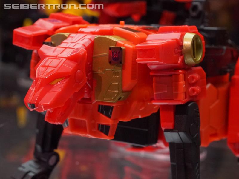 SDCC 2018: Power of the Primes Titan Class PREDAKING set - Transformers Event: DSC05661a