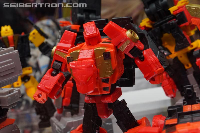SDCC 2018: Power of the Primes Titan Class PREDAKING set - Transformers Event: DSC05662