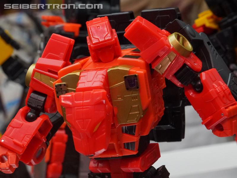SDCC 2018: Power of the Primes Titan Class PREDAKING set - Transformers Event: DSC05662a