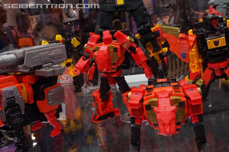 SDCC 2018: Power of the Primes Titan Class PREDAKING set - Transformers Event: DSC05663