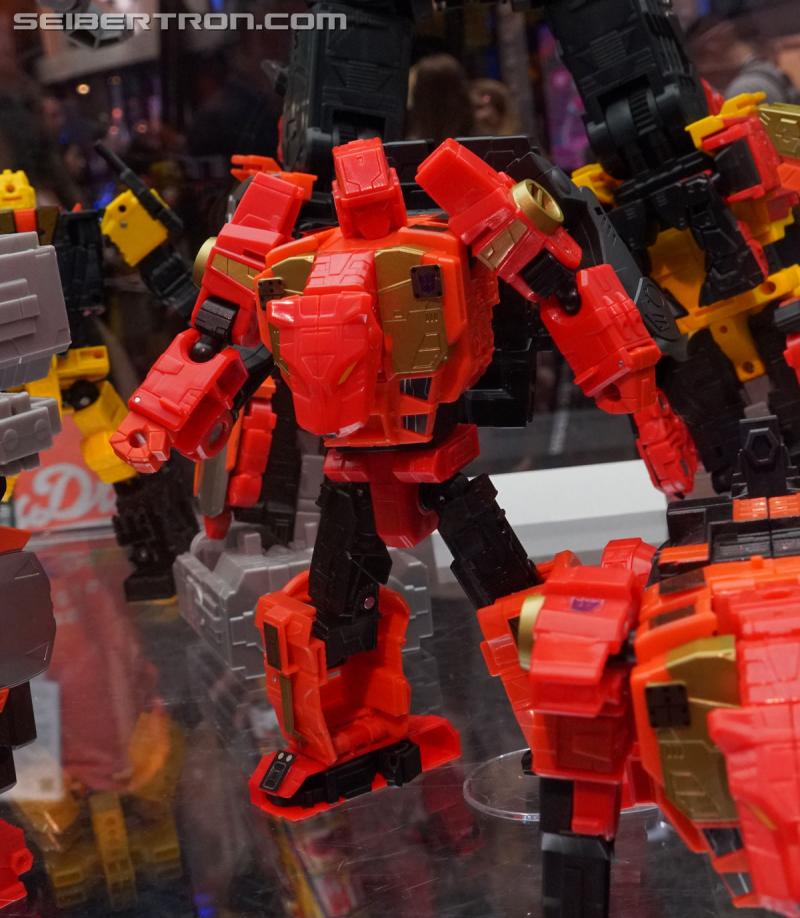 SDCC 2018: Power of the Primes Titan Class PREDAKING set - Transformers Event: DSC05663a