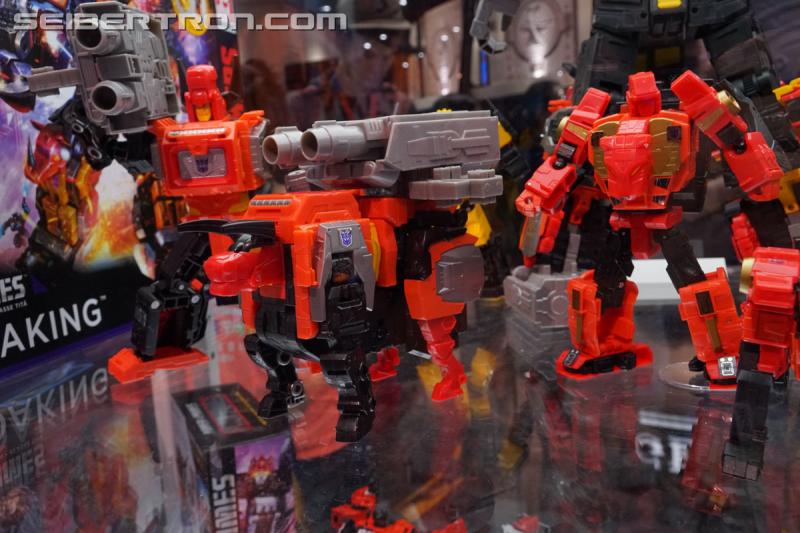 SDCC 2018: Power of the Primes Titan Class PREDAKING set - Transformers Event: DSC05664