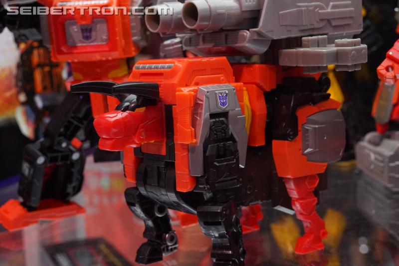 SDCC 2018: Power of the Primes Titan Class PREDAKING set - Transformers Event: DSC05665