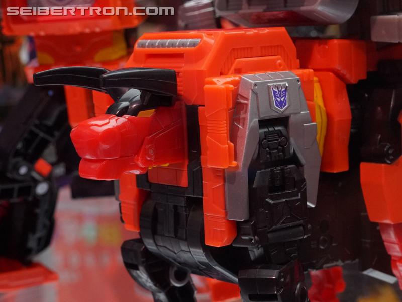 SDCC 2018: Power of the Primes Titan Class PREDAKING set - Transformers Event: DSC05665a