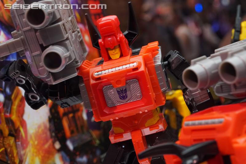 SDCC 2018: Power of the Primes Titan Class PREDAKING set - Transformers Event: DSC05667
