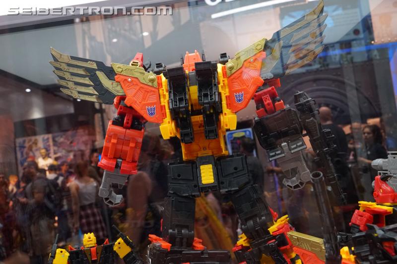 SDCC 2018: Power of the Primes Titan Class PREDAKING set - Transformers Event: DSC05669