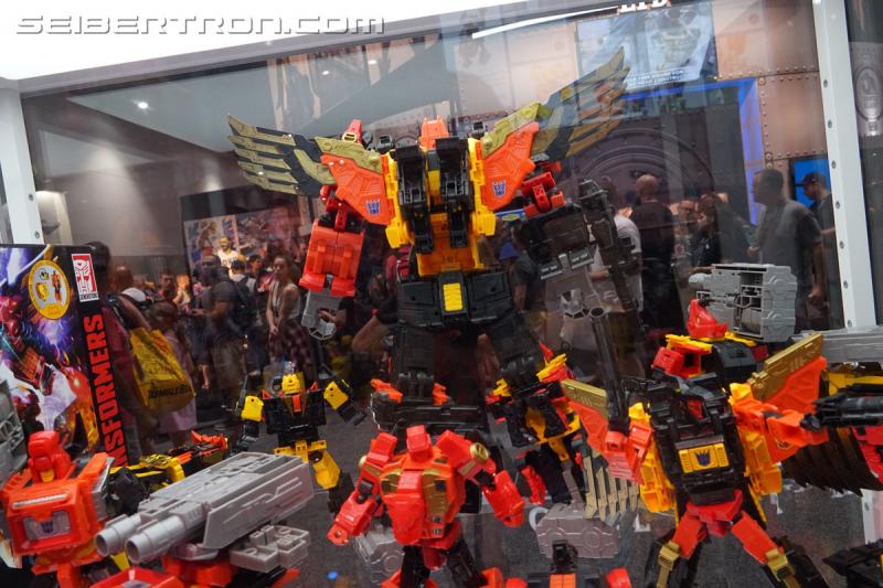 SDCC 2018: Power of the Primes Titan Class PREDAKING set - Transformers Event: DSC05670