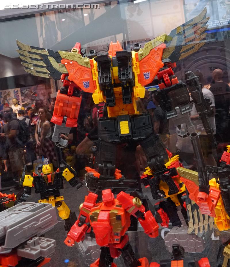 SDCC 2018: Power of the Primes Titan Class PREDAKING set - Transformers Event: DSC05670a