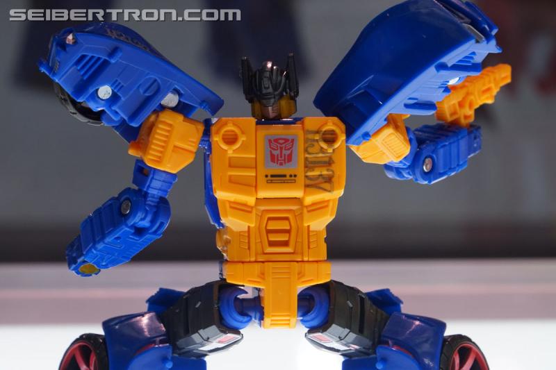 Transformers News: Galleries for Transformers Generations Display at SDCC 2018 with Predaking, Prime Wars Exclusives