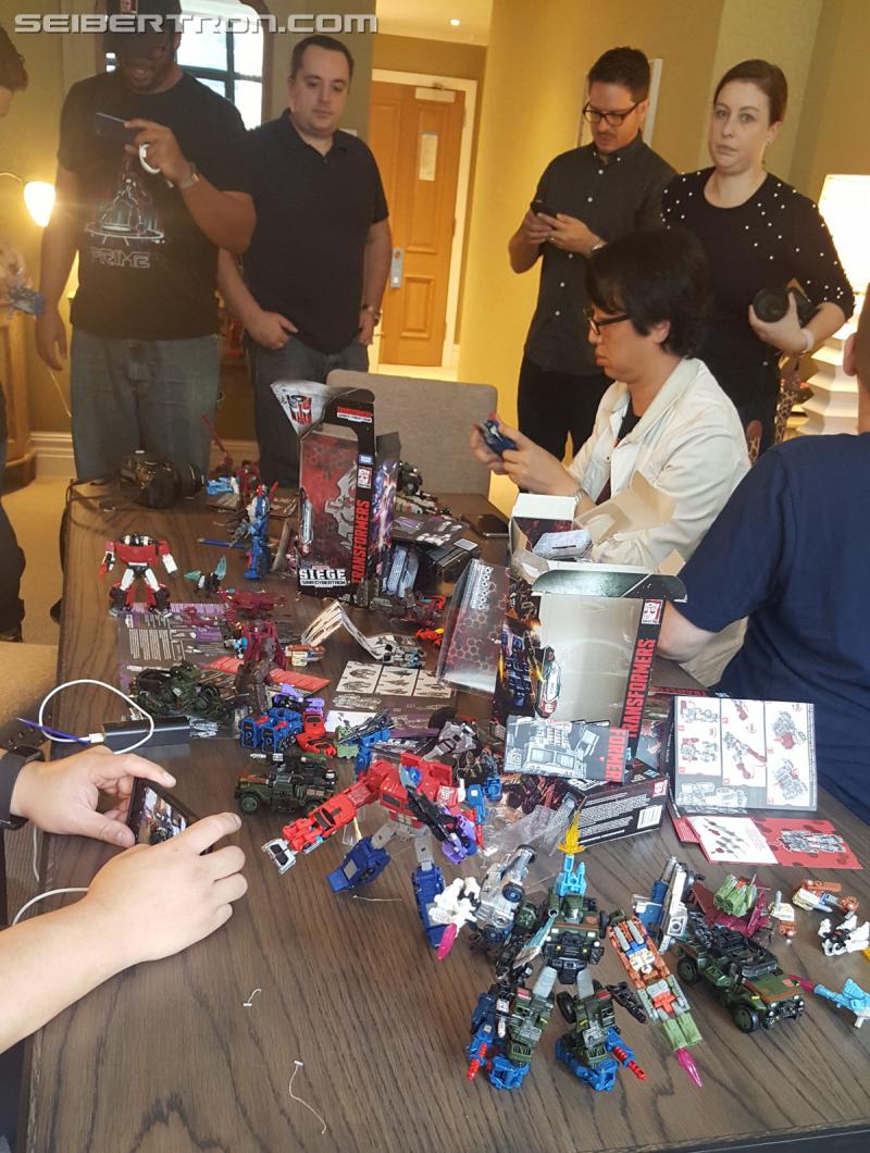 NYCC 2018 - War for Cybertron Wave 1 Unboxing Event