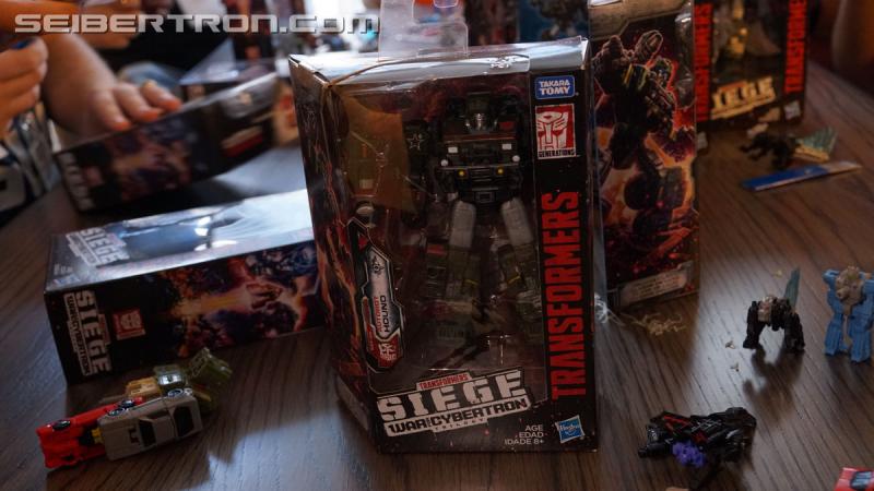 Transformers News: Unboxing Event gallery and video for Transformers War for Cybertron: SIEGE