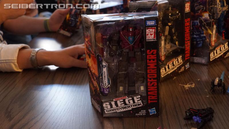 NYCC 2018: War for Cybertron Wave 1 Unboxing Event - Transformers Event: DSC08856