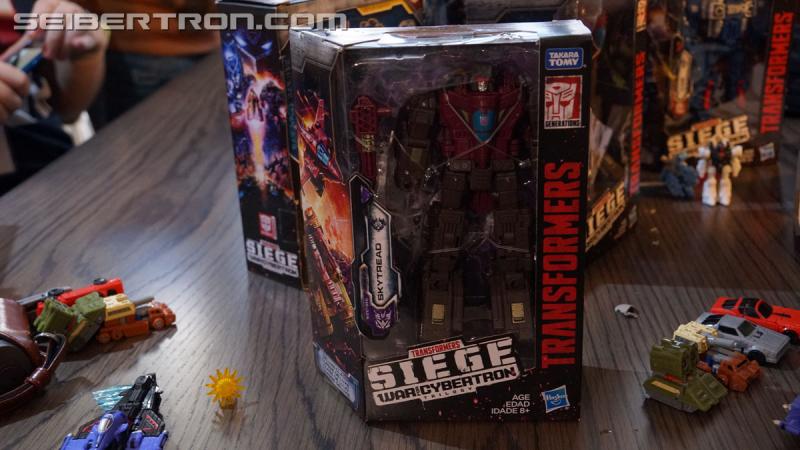 Transformers News: Unboxing Event gallery and video for Transformers War for Cybertron: SIEGE