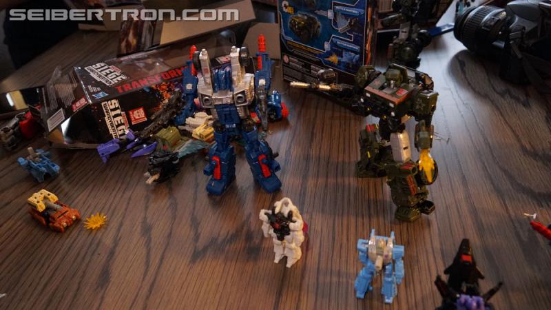 Transformers News: Unboxing Event gallery and video for Transformers War for Cybertron: SIEGE