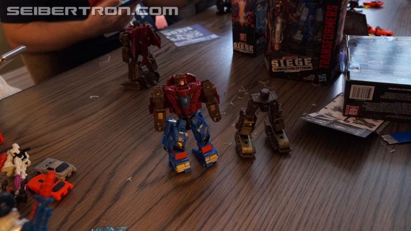 Transformers News: Unboxing Event gallery and video for Transformers War for Cybertron: SIEGE